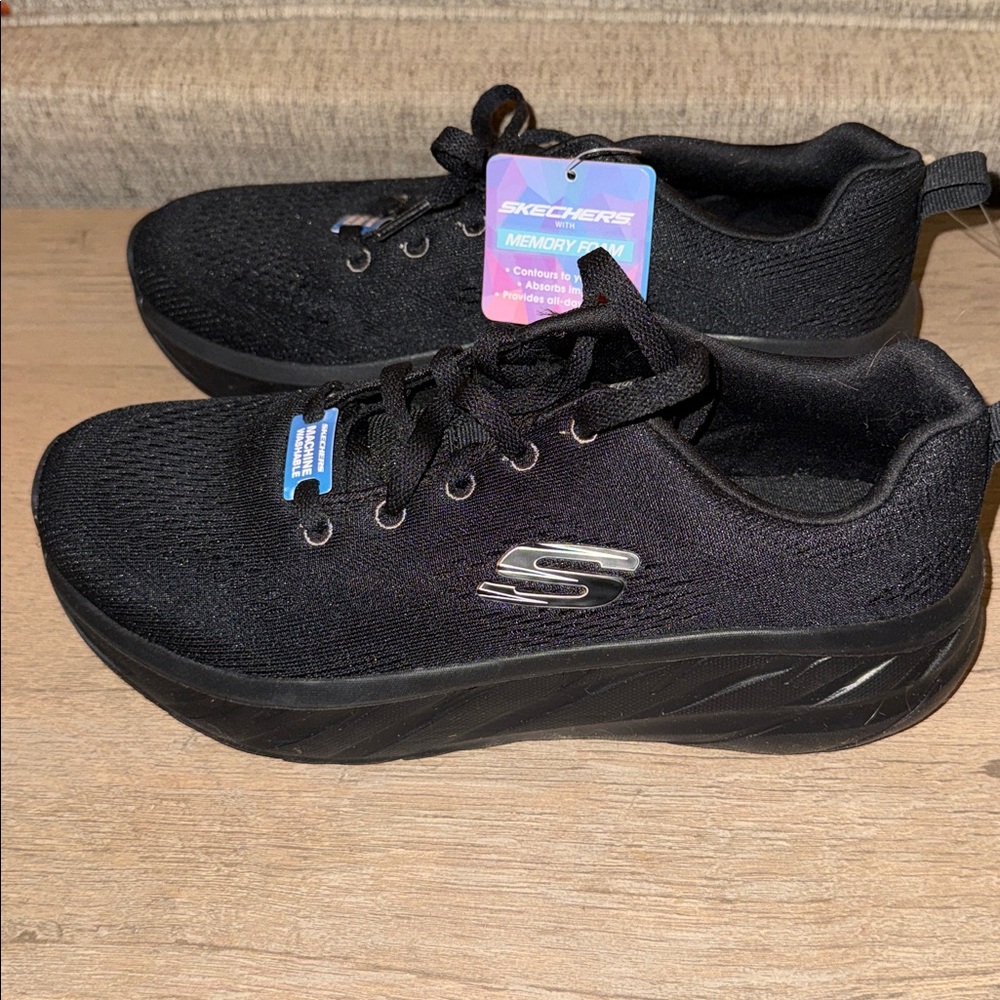 Size 8.5 Skechers Premium Memory Cushioning Memory Foam Sneakers - Picture 2 of 7